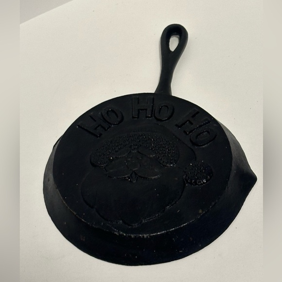 Santa Cast Iron Skillet - Picture 4 of 5